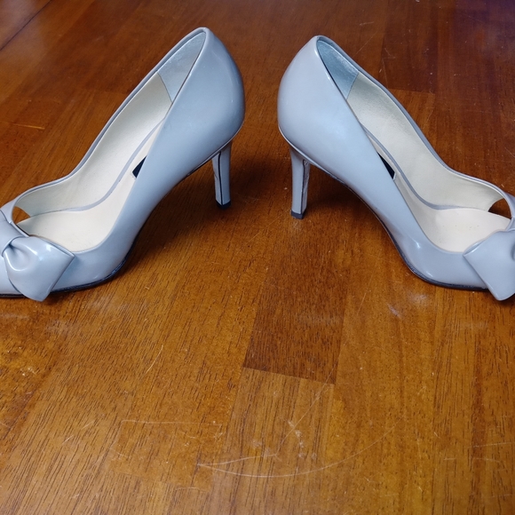 Ann Taylor size 5 Nude heelz with Bow - Picture 4 of 8